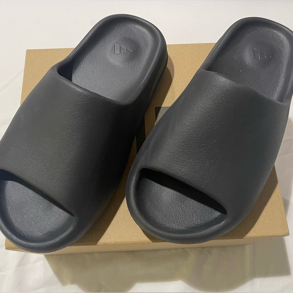 YEEZY Slide in the Color “Onyx”
